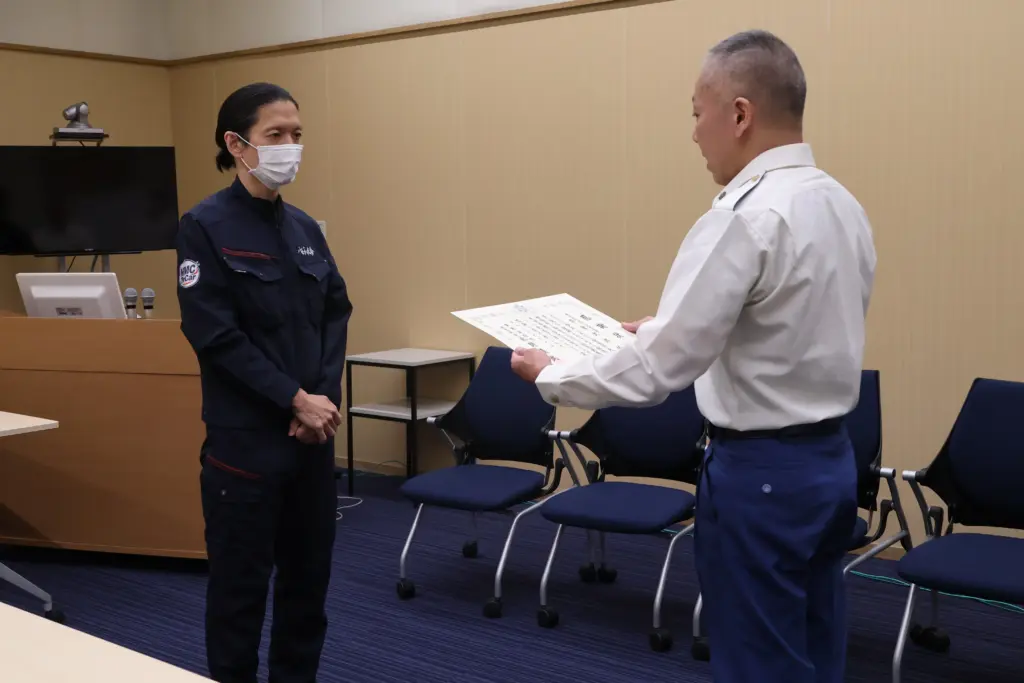 奈倉先生　東京消防庁より感謝状授与の様子