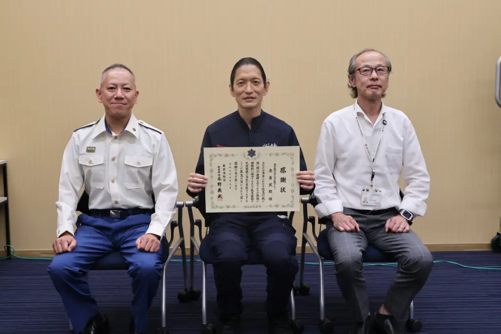 奈倉先生　東京消防庁より感謝状授与の様子